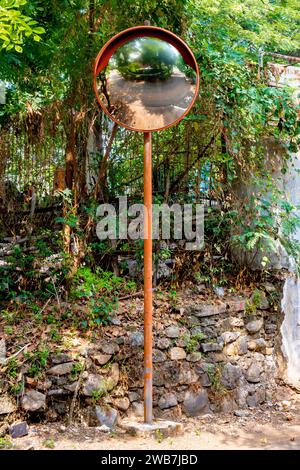 Specchio convesso per la sicurezza stradale su Crossroads Street Foto Stock