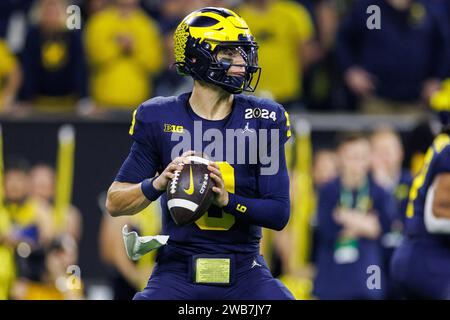 8 gennaio 2024: Il quarterback del Michigan J.J. McCarthy (9) passa il pallone durante la partita del campionato nazionale del College Football Playoff tra i Washington Huskies e i Michigan Wolverines al NRG Stadium di Houston, Texas. John Mersits/CSM Foto Stock
