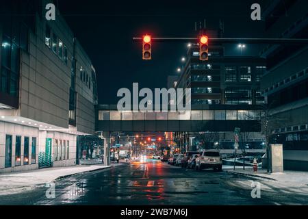 Scena di strada al Fountain Plaza di notte, Buffalo, New York Foto Stock