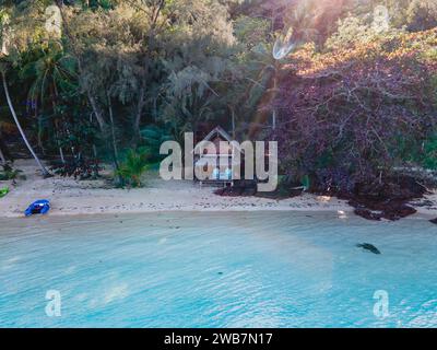 Koh Wai Island Trat Thailand è un'isola tropicale nei pressi di Koh Chang. bungalow in legno di bamboo sulla spiaggia nella luce del pomeriggio Foto Stock