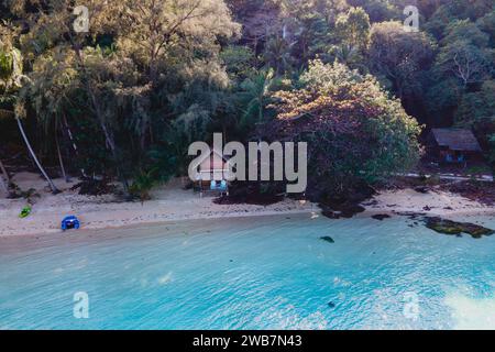 Koh Wai Island Trat Thailand è un'isola tropicale nei pressi di Koh Chang. bungalow in legno di bamboo sulla spiaggia nella luce del pomeriggio Foto Stock