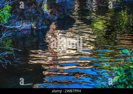 Colorato castello di Hojo Moat sfondo astratto Odawara Kanagawa Giappone. Il Clan Hojo controllava il castello fino al 1590, in seguito il castello ricostruito nel 1960 Foto Stock