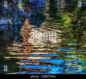 Colorato castello di Hojo Moat sfondo astratto Odawara Kanagawa Giappone. Il Clan Hojo controllava il castello fino al 1590, in seguito il castello ricostruito nel 1960 Foto Stock