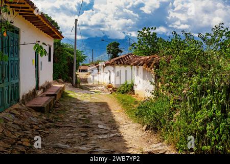 Stretta strada della città storica di Guane - El Camino Real Trail Barichara. Città storica nel dipartimento di Santander con strade acciottolate e splendidi coloni Foto Stock