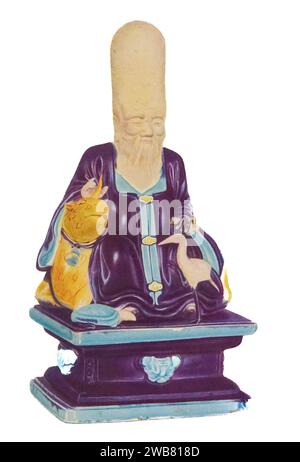 Figura di Shou Lao, Dio della longevità, in porcellana con smalti colorati dinastia Ming, intorno al 1500. H. 264mm dall'arte cinese: Cento piatti a colori che riproducono ceramiche e porcellane di tutti i periodi, giade, lacche, dipinti, bronzi, Furniture, etc, etc. by Hobson, R. L. (Robert Lockhart), 1872-1941 data di pubblicazione 1927 Publisher New York : The Macmillan Company Foto Stock