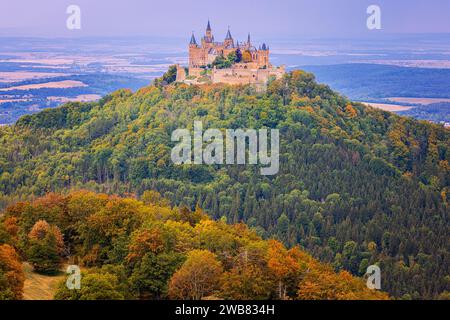 Vista sul Castello di Hohenzollern, sede ancestrale della Casa imperiale di Hohenzollern. Il terzo dei tre castelli in cima alla collina costruito sul sito, è la loca Foto Stock