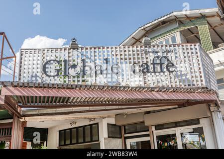 La caffetteria globale Caffe e la panetteria casalinga ad Amphawa, Thailandia Foto Stock