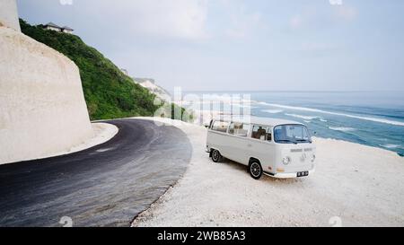 1972 VW Kombi Melasti Beach, Ungasan, Bali - Indonesia Fujifilm X-T1 Samyang obiettivo 12mm Foto Stock