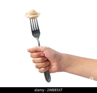 Ravioli stuzzicanti bolliti o gnocchi su forchetta isolati su fondo bianco. Foto Stock