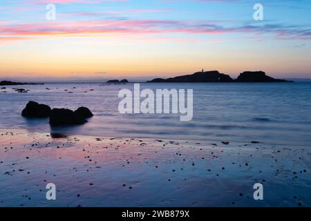 Una scena tranquilla di un pittoresco tramonto sull'orizzonte del vasto oceano Foto Stock