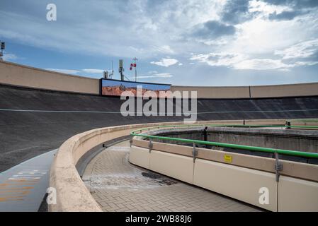 Lingotto, Torino, Italia, - 10 agosto 2023. Pista di prova per auto FIAT. All'aperto con cielo e nuvole. Curva parabolica. Foto Stock