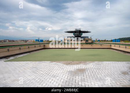 Lingotto, Torino, Italia, - 10 agosto 2023. Eliporto. Struttura di atterraggio per elicotteri al centro della pista di prova per auto FIAT. Foto Stock