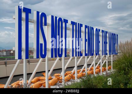 Lingotto, Torino, Italia, - 10 agosto 2023. Pista di prova per auto FIAT. All'aperto con cielo e nuvole. Scritto non è la fine del mondo. Foto Stock