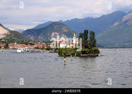 STRESA, ITALIA - 11 MAGGIO 2018: Questa è una vista sull'Isola dei pescatori e sulla costa del Lago maggiore. Foto Stock