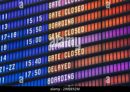 Cartello informativo aeroportuale che mostra gli arrivi e le partenze dei voli nell'aeroporto di Danzica, Polonia © Wojciech Strozyk / Alamy Stock Photo *** Captio locale Foto Stock