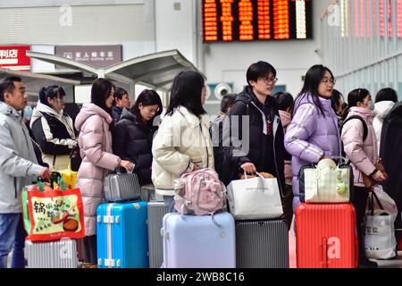 QINGDAO, CINA - 9 GENNAIO 2024 - i passeggeri aspettano un treno alla stazione ferroviaria di Qingzhou a Qingzhou, nella provincia di Shandong della Cina orientale, 9 gennaio 2024. Foto Stock