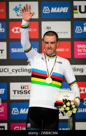 DENNIS Rohan ( AUS ) – Australia – Vincitore – primo posto – campione del mondo – cerimonia di premiazione – cerimonia di medaglia – podio – Hochformat – hoch – vertikal – Ritratto – evento/Veranstaltung: Campionati del mondo di ciclismo su strada UCI - categoria/Kategorie: Ciclismo su strada - ciclismo su strada - Elite Men - location/Ort: Europa – Gran Bretagna - Inghilterra - Yorkshire - inizio: Northallerton - fine: Harrogate - Individual Time Trail ( ITT ) - distanza: 54 km - Data/riferimento: 25.09.2019 - mercoledì - fotografo: © Arne Mill - frontalvision.com Foto Stock