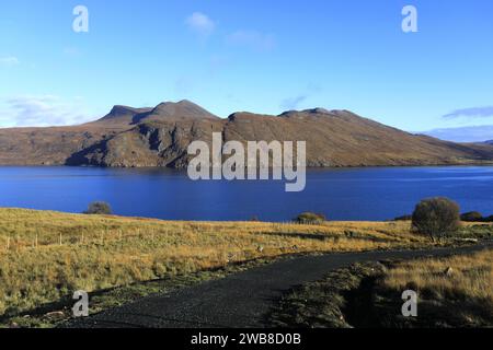 Vista autunnale su Little Loch Broom vicino al villaggio di Badcaul, Ross and Cromarty, Highlands scozzesi, Scozia, Regno Unito Foto Stock