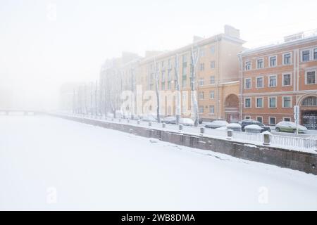 Vista sulla strada di San Pietroburgo, Russia con il canale Griboyedov in una giornata invernale innevata Foto Stock
