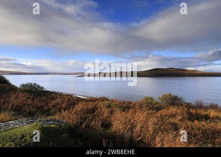 Vista autunnale su Little Loch Broom vicino al villaggio di Badcaul, Ross and Cromarty, Highlands scozzesi, Scozia, Regno Unito Foto Stock
