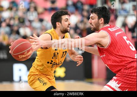 Tuebingen, Deutschland. 8 gennaio 2024. Mateo seric (Tigers Tuebingen, n. 17) GER, Tigers Tuebingen vs. Wuerzburg Baskets, Basketball, Bundesliga, easycredit BBL, 15. Spieltag, Spielzeit 2023/2024, 08.01.2024 foto: Eibner-Pressefoto/Nicolas Woern credito: dpa/Alamy Live News Foto Stock