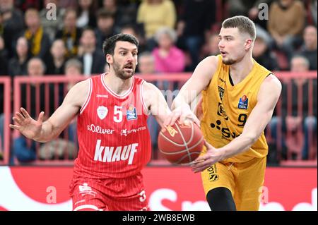 Tuebingen, Deutschland. 8 gennaio 2024. Helmanis (Tigers Tuebingen, #09) GER, Tigers Tuebingen vs. Wuerzburg Baskets, Basketball, Bundesliga, easycredit BBL, 15. Spieltag, Spielzeit 2023/2024, 08.01.2024 foto: Eibner-Pressefoto/Nicolas Woern credito: dpa/Alamy Live News Foto Stock