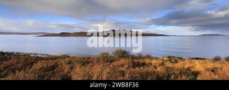 Vista autunnale su Little Loch Broom vicino al villaggio di Badcaul, Ross and Cromarty, Highlands scozzesi, Scozia, Regno Unito Foto Stock
