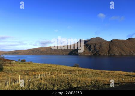 Vista autunnale su Little Loch Broom vicino al villaggio di Badcaul, Ross and Cromarty, Highlands scozzesi, Scozia, Regno Unito Foto Stock