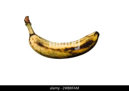 Rotten Banana con macchie su sfondo bianco isolato Foto Stock