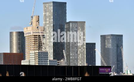 Alti edifici in Deansgate Square, uno sviluppo di grattacieli nel centro della città di Manchester, Regno Unito, contro un cielo blu, quando il freddo arriva a Manchester con una temperatura mattutina di 2C. Foto Stock