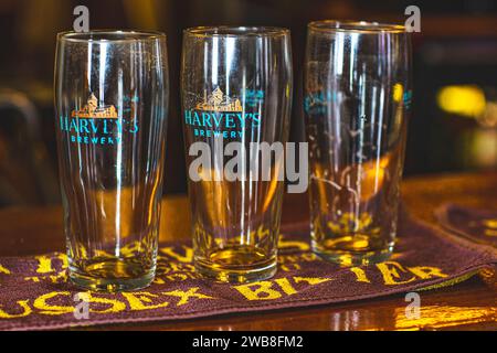 Bicchieri da pinta vuoti in piedi su una birra opaca nel pub. Foto Stock