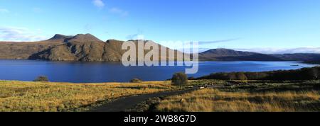 Vista autunnale su Little Loch Broom vicino al villaggio di Badcaul, Ross and Cromarty, Highlands scozzesi, Scozia, Regno Unito Foto Stock