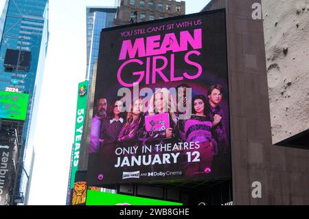 New York, Stati Uniti. 8 gennaio 2024. Un cartellone del film in arrivo, "Mean Girls", è esposto a Times Square nel centro di Manhattan, New York. Il film comico e musicale è interpretato da Reneé Rapp e Angourie Rice. La sceneggiatura è stata scritta da Tina Fey e il film è diretto da Samantha Jayne e Arturo Perez Jr. (Foto di Jimin Kim/SOPA Images/Sipa USA) credito: SIPA USA/Alamy Live News Foto Stock