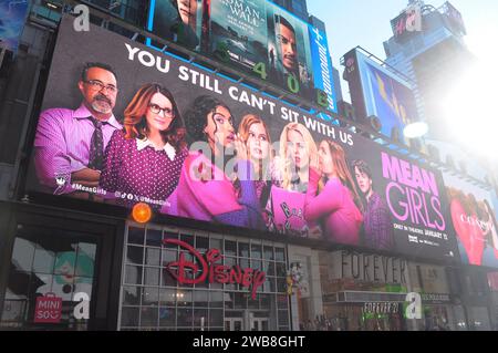 New York, Stati Uniti. 8 gennaio 2024. Un cartellone del film in arrivo, "Mean Girls", è esposto a Times Square nel centro di Manhattan, New York. Il film comico e musicale è interpretato da Reneé Rapp e Angourie Rice. La sceneggiatura è stata scritta da Tina Fey e il film è diretto da Samantha Jayne e Arturo Perez Jr. (Foto di Jimin Kim/SOPA Images/Sipa USA) credito: SIPA USA/Alamy Live News Foto Stock