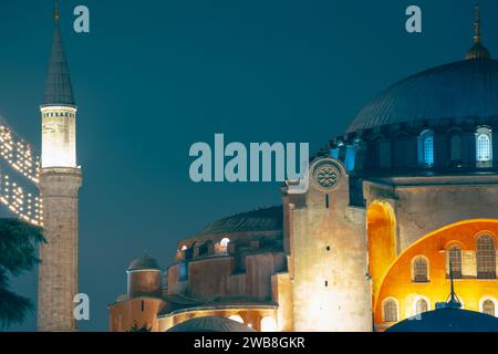 Dettagli architettonici di Hagia Sophia o Ayasofya Camii di notte. Foto concettuale Ramadan o islamica o laylat al-qadr o kadir gecesi. Foto Stock