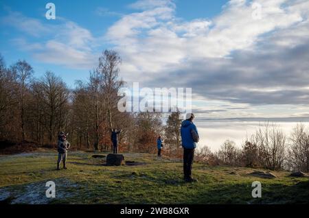 Fai una pausa per vedere l'impressionante evento meteorologico della nebbia di radiazioni che copre la Valle dell'Eden, Penrith Beacon, Penrith, Cumbria, Regno Unito Foto Stock