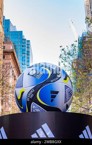 Un gigantesco calcio femminile della Coppa del mondo FIFA 2023 montato su una piattaforma Adidas a Martin Place, Sydney, Australia Foto Stock