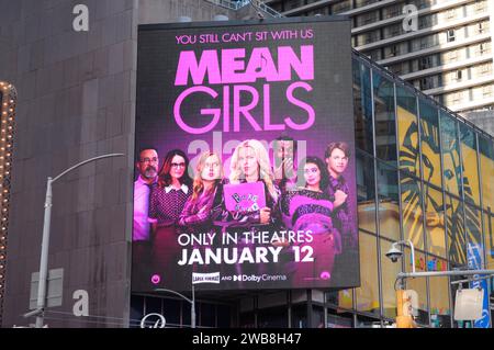 New York, Stati Uniti. 8 gennaio 2024. Un cartellone del film in arrivo, "Mean Girls", è esposto a Times Square nel centro di Manhattan, New York. Il film comico e musicale è interpretato da Reneé Rapp e Angourie Rice. La sceneggiatura è stata scritta da Tina Fey e il film è diretto da Samantha Jayne e Arturo Perez Jr. Credito: SOPA Images Limited/Alamy Live News Foto Stock