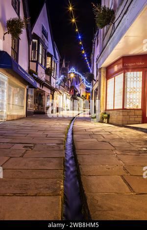 Cheap Street illuminata dalle luci di Natale a Frome, Somerset Foto Stock