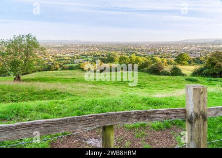 Alba su Cheltenham con le Malvern Hills sullo sfondo, Inghilterra Regno Unito. Agosto 2023 Foto Stock