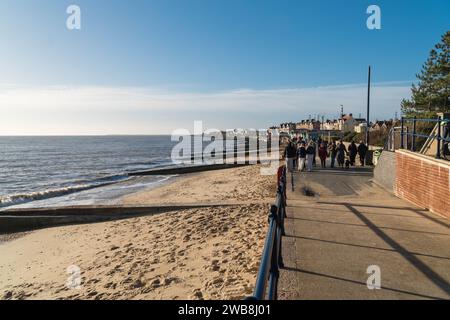 Vista sud-ovest lungo la passeggiata di Felixstowe verso Landguard Point, Suffolk Inghilterra Regno Unito. Dicembre 2023 Foto Stock