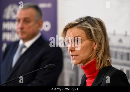 Praga, Repubblica Ceca. 9 gennaio 2024. Il ministro francese per la transizione energetica Agnes Pannier-Runacher (destra) e il ministro ceco dell'industria e del commercio Jozef Sikela (sinistra) partecipano a una conferenza stampa dopo la loro riunione a Praga, Repubblica Ceca, il 9 gennaio 2024. Credito: Ondrej Deml/CTK Photo/Alamy Live News Foto Stock