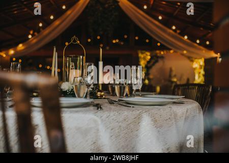 Un tavolo da pranzo decorato elegantemente allestito per una cena di nozze in un ranch. Foto Stock