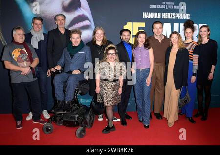 Danny Krausz, Sven Woldt, Christoph Liedke, Samuel Koch, Stefanie Reinsperger, Ninia Lagrande, Hassan Akkouch, Hannah Herzsprung, Albrecht Schuch, Katharina Schüttler, Fanny Krausz e Clara von Berlepsch bei der Premiere des Kinofilms 15 Jahre im Kino International. Berlin, 08.01.2024 *** Danny Krausz, Sven Woldt, Christoph Liedke, Samuel Koch, Stefanie Reinsperger, Ninia Lagrande, Hassan Akkouch, Hannah Herzsprung, Albrecht Schuch, Katharina Schüttler, Fanny Krausz e Clara von Berlepsch alla premiere del lungometraggio 15 Years at Kino International Berlin, 08 01 2024 foto:XF.xKernx/xFu Foto Stock