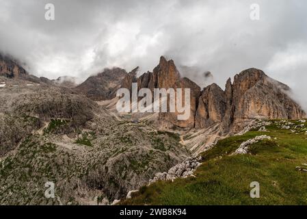 Vista dalla vetta del Mantel sopra il Rifugio Antermoia nelle Dolomiti in Italia Foto Stock