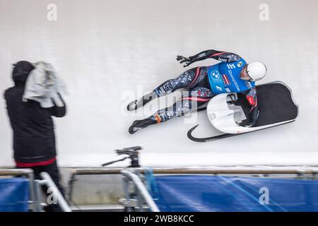 Winterberg Eberspächer Luge World Cup 2023/204 Winterberg GER 7. Januar 2024 Kristers Aparjods LAT stürzt, Team Staffel, Eberspächer Luge World Cup 2023/204 Winterberg GER, 7. Januar 2024, Winterberg / Nordrhein-Westfalen / Deutschland, *** Winterberg Eberspächer Luge World Cup 2023 204 Winterberg GER 7 gennaio 2024 Kristers Aparjods LAT Crashes, Team Relay, Eberspächer Luge World Cup 2023 204 Winterberg GER , 7 gennaio 2024, Winterberg Nordrhein Westfalen Germania, Copyright: XSocher/xEibner-Pressefotox EP kso Foto Stock