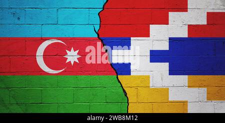 Muro di mattoni incrinato dipinto con una bandiera della Repubblica dell'Azerbaigian a sinistra e una bandiera della Repubblica di Artsakh a destra. Foto Stock