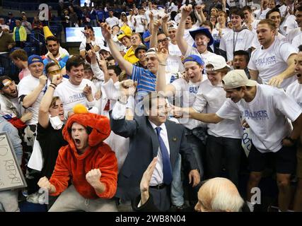 St Louis, Stati Uniti. 27 gennaio 2018. St Il capo-allenatore della Louis University Travis Ford festeggia con i tifosi nella sezione studentesca dopo una vittoria del 75-65 contro Dayton sabato 27 gennaio 2018 alla Chaifetz Arena di St. Louis. (Foto di Chris Lee/St. Louis Post-Dispatch/TNS/Sipa USA) credito: SIPA USA/Alamy Live News Foto Stock