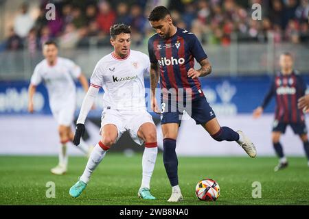 Matheus Pereira dell'SD Eibar duella per il ballo con Dani Vivian dell'Athletic Club durante la Copa El Rey Round del 32 match tra SD Eibar e Athleti Foto Stock