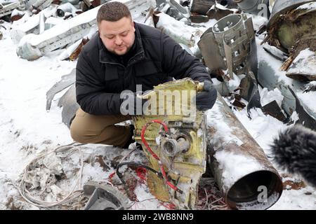 Non esclusiva: KHARKIV, UCRAINA - 06 GENNAIO 2024 - il portavoce del procuratore regionale di Kharkiv &#x92;S Office Dmytro Chubenko dimostra la frammentazione Foto Stock